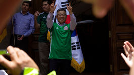 VIDEO: Mexičania nosili kórejského konzula na rukách. Letenky sú lacnejšie