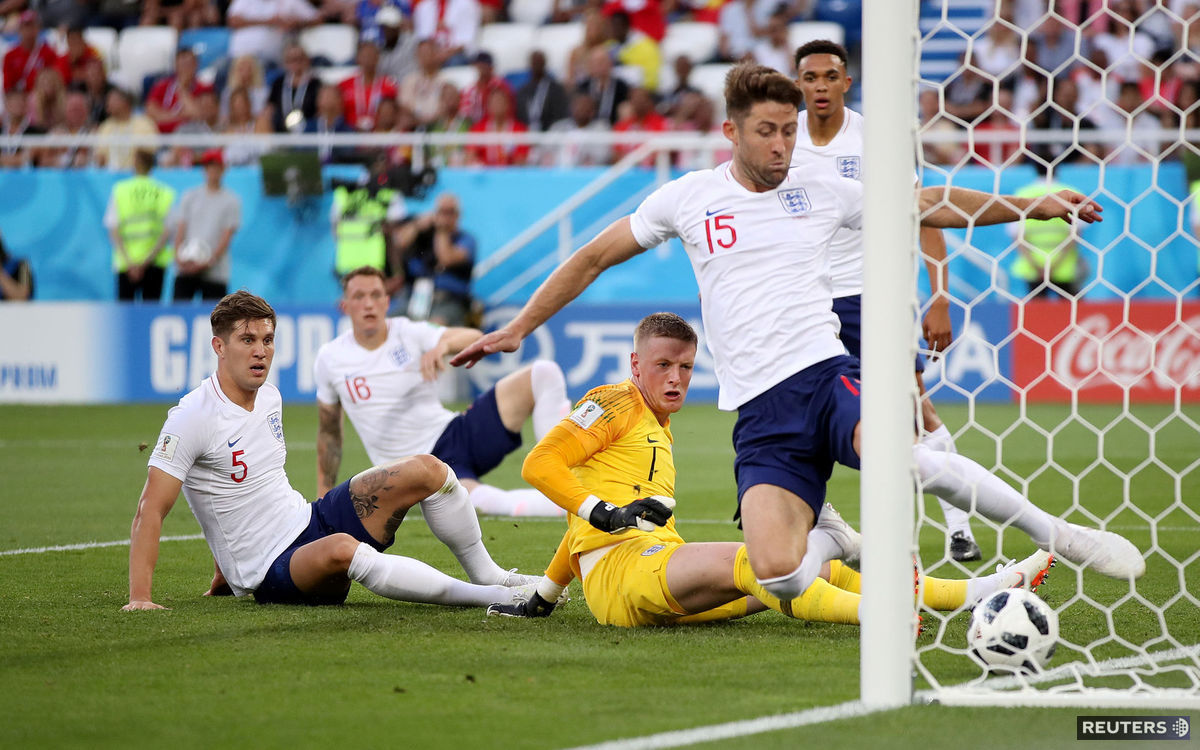 Gary Cahill odkopáva loptu z bránkovej čiary.