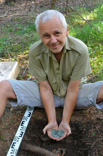 Vladimír Habaj s čerstvo nájdeným pokladom.