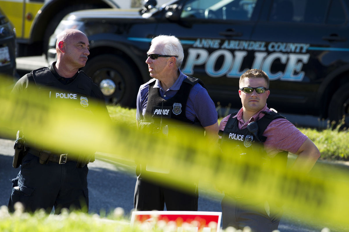 Polícia pred redakciou The Capital Gazette.