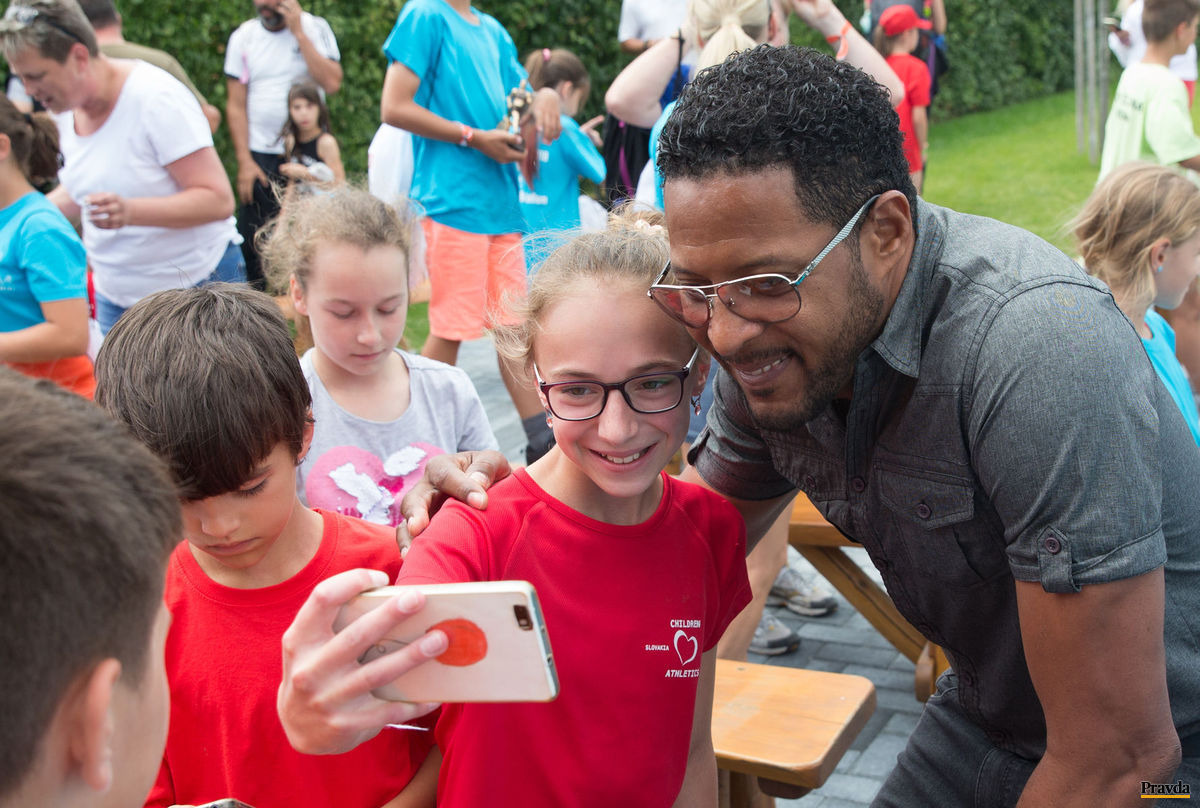 Javier Sotomayor s detskými fanúšikmi.