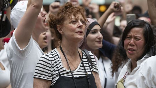 Herečku Susan Sarandon zatkli na proteste proti rozdeľovaniu migrantov