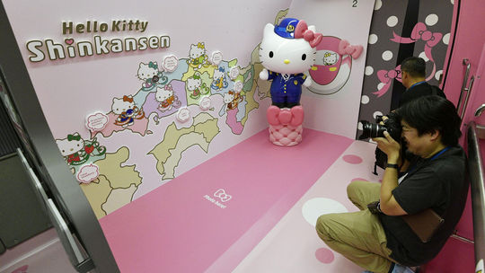 Japonskom premáva ružová vlaková súprava Hello...