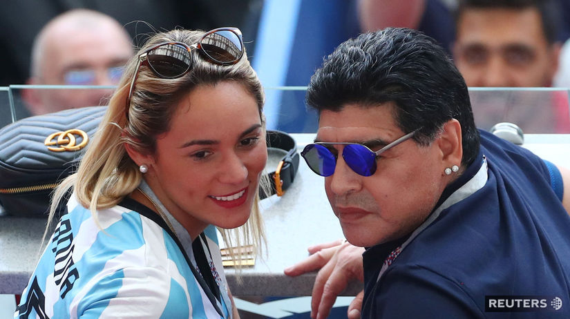 Diego Maradona a jeho partnerka Rocio Oliva na...