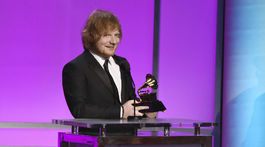Spevák a skladateľ Ed Sheeran na archívnom zábere z roku 2016, keď preberal ceny Grammy za skladbu Thinking Out Loud.