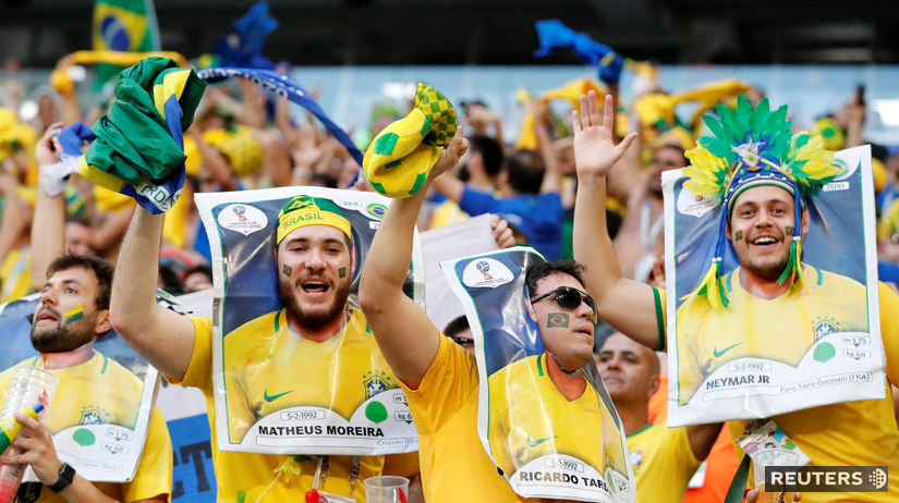 Brazílski fanúšikovia v zápase proti Mexiku.