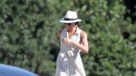 Meghan si obliekla letné šaty! Za pár hodín boli vypredané