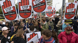 Poľky opäť vyšli do ulíc a protestovali proti zákazu potratov