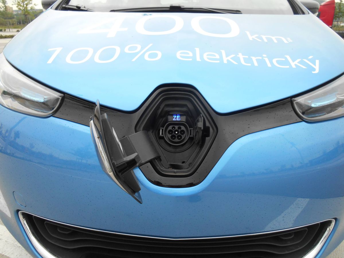 Elektrická zásuvka sa nachádza pod predným logom.