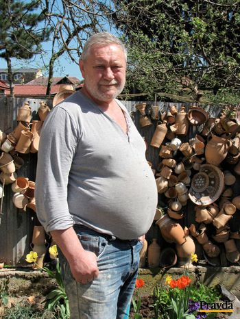 Gustáv Virág pri svojom Plote nepodarkov.
