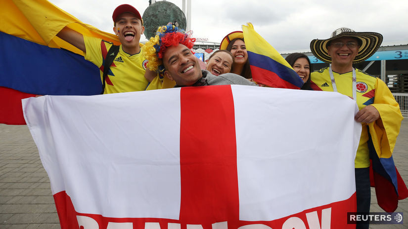 Kolumbijskí a anglickí fanúšikovia pred zápasom...