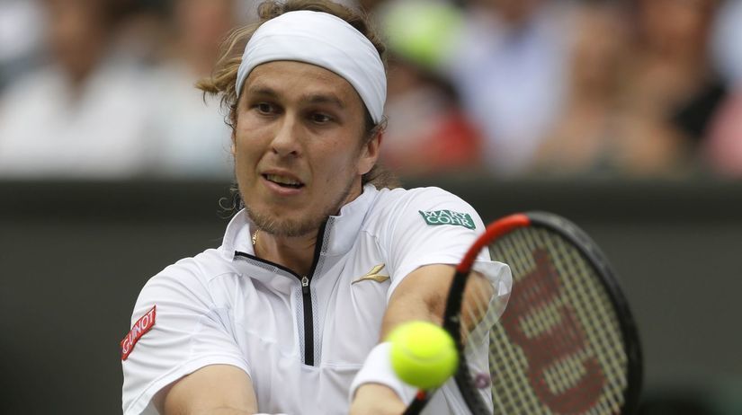 Lukáš Lacko vracia loptičku Švajčiarovi...