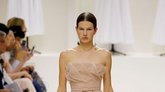 Modelka v kreácii z kolekcie Christian Dior...