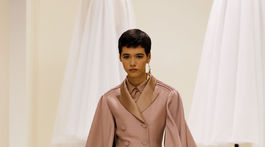 Modelka v kreácii z kolekcie Christian Dior Haute Couture