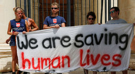 Francúzi prijali prvých migrantov z lode Lifeline, všetci majú právo na azyl