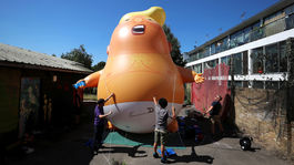 Nad britským parlamentom sa bude vznášať Trumpova karikatúra