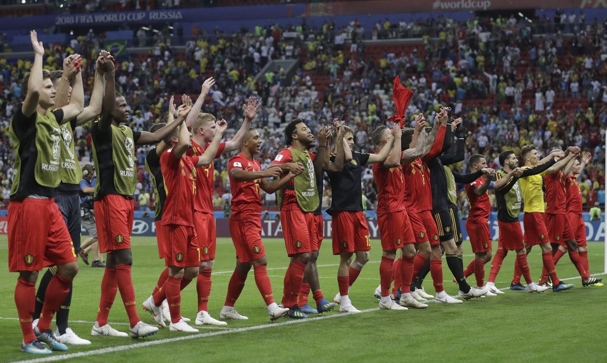 Belgickí futbalisti oslavujú s fanúšikmi postup...