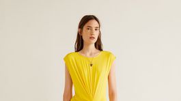 Dámske šaty Mango, v predaji exkluzívne online. Zatiaľ v pôvodnej cene 35,99 eura. 
