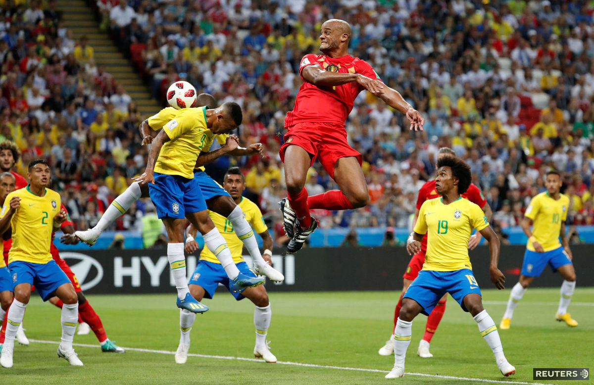 Fernandinho usmerňuje loptu do vlastnej siete.