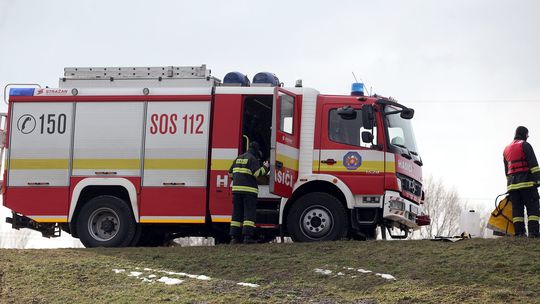 Hasiči zasahujú pri požiari ubytovne v bratislavskom Ružinove