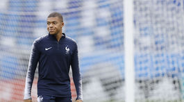 Napodobnil Pelého. Jazdil na skútri okolo Messiho