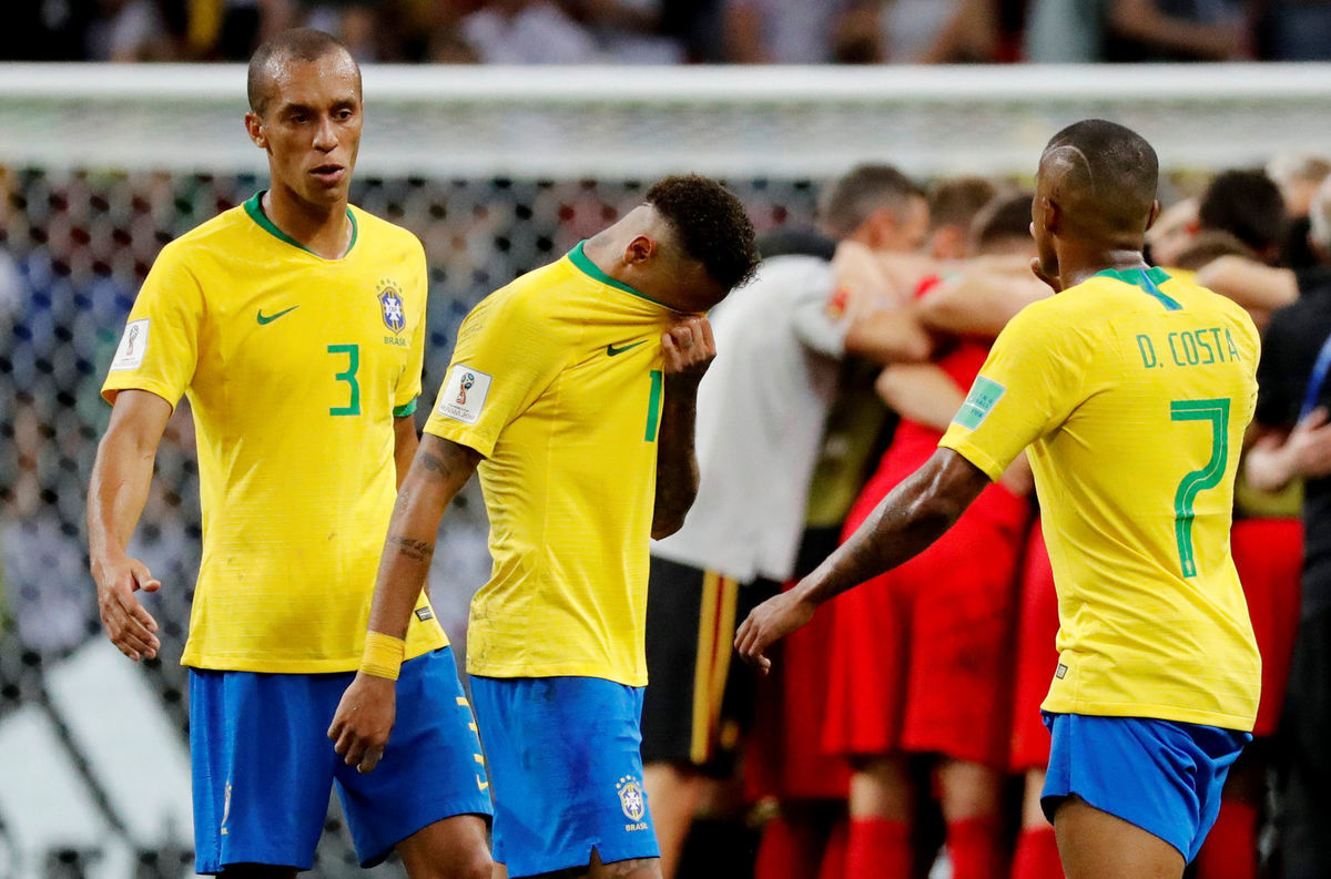 Zľava sklamaní Brazílčania Miranda, Neymar a...