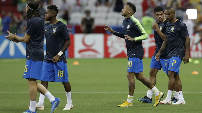 Brazílski futbalisti s kapitánom Neymarom pred...