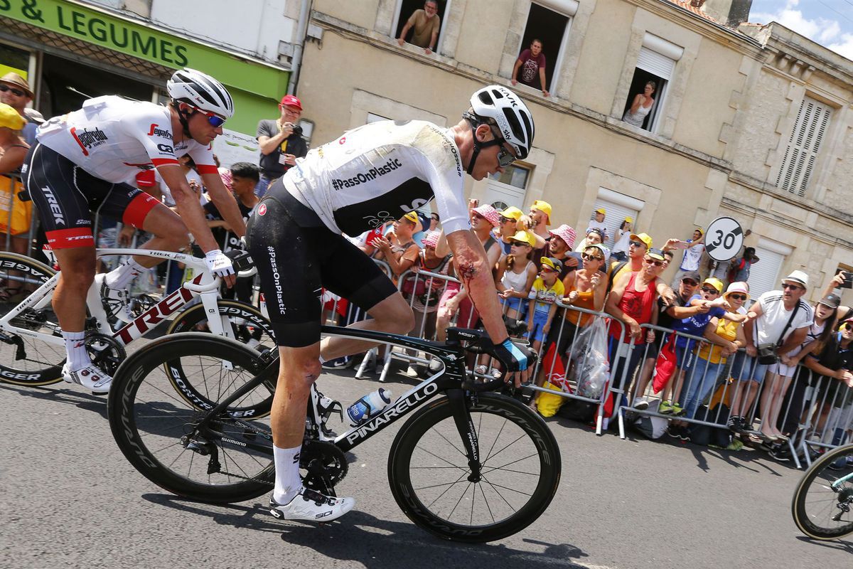 Doráňaný Chris Froome, ktorý sa zaplietol do pádu.