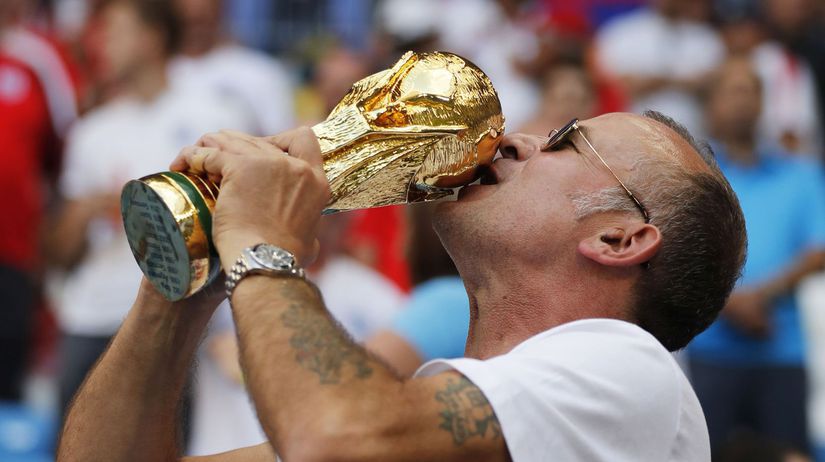 Anglický fanúšik bozkáva repliku trofeje pre...