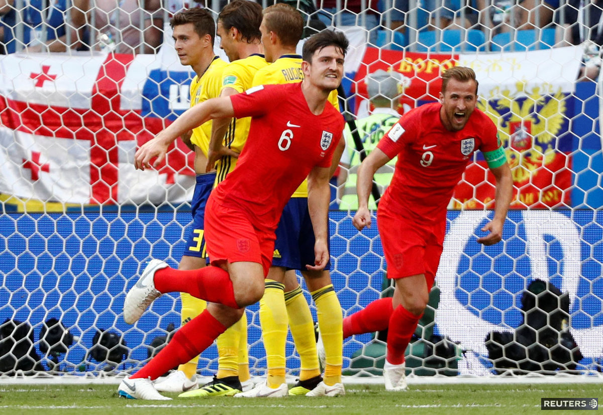 Harry Maguire oslavuje úvodný gól Anglicka do...