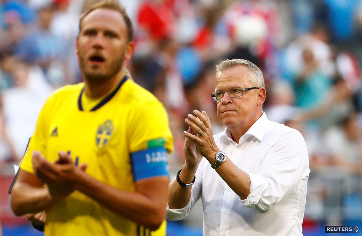 Švédsky tréner Janne Andersson s kapitánom...