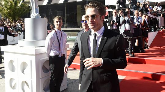 Robert Pattinson  prichádza  na  záverečný...