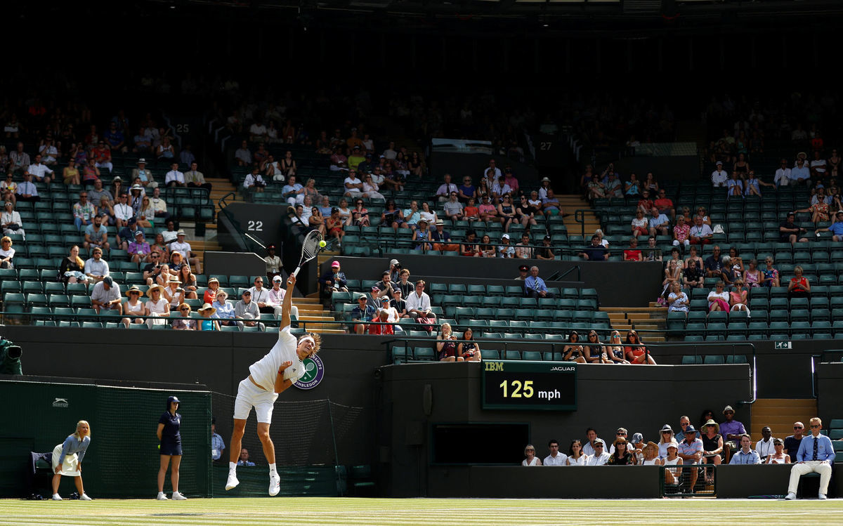 Poloprázdne tribúny vo Wimbledone počas zápasu...