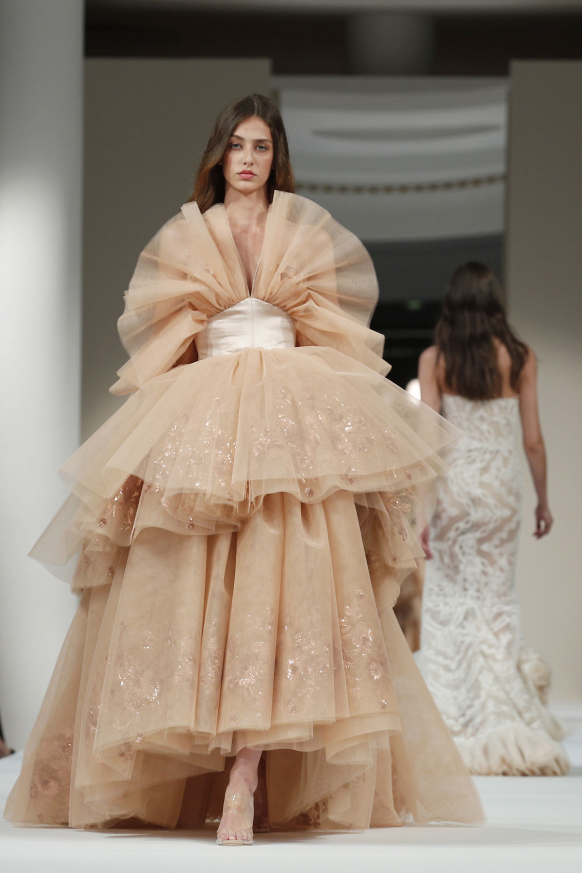 Modelka v kreácii Alexis Mabille Haute Couture...