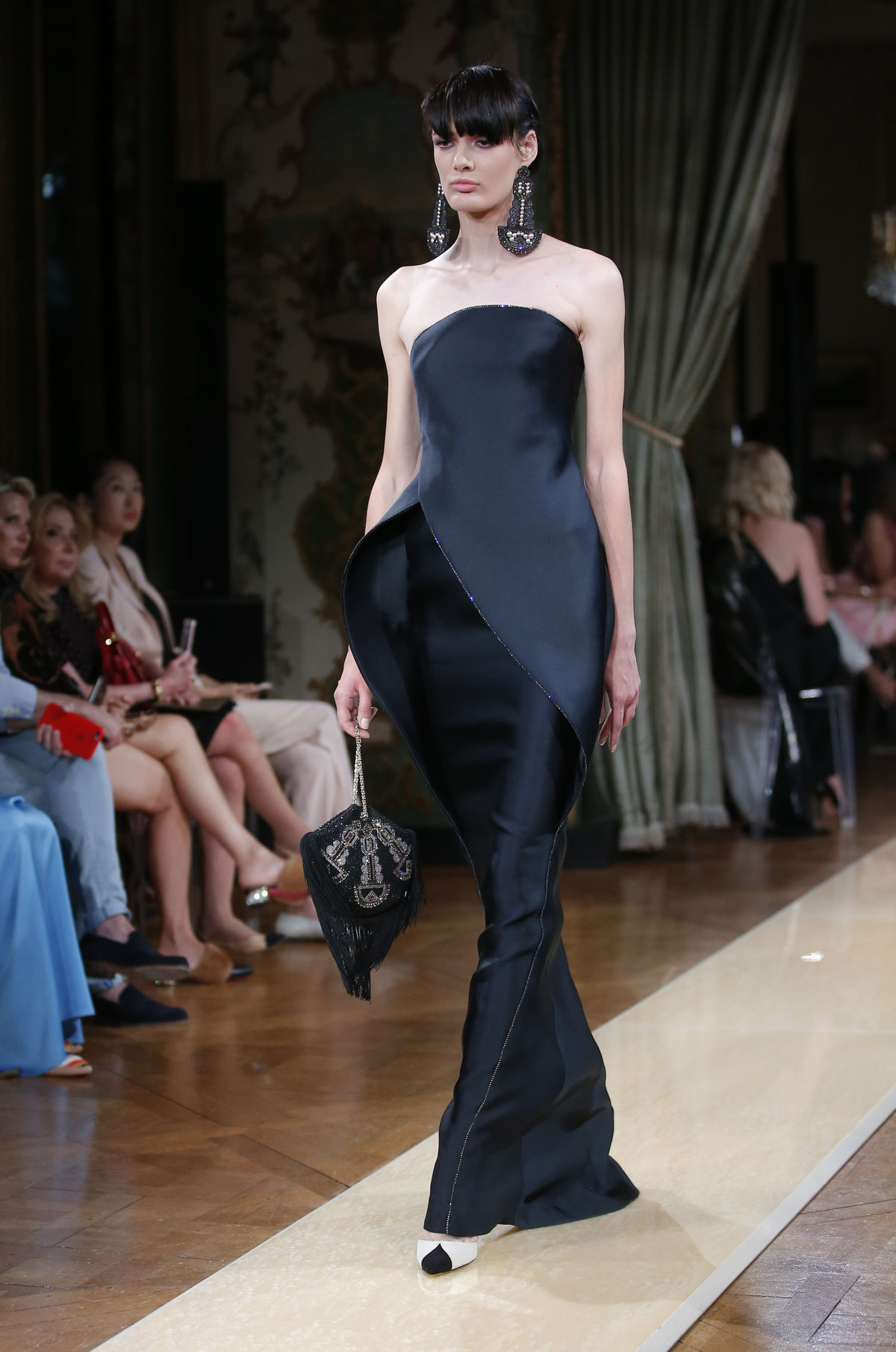 Modelka v kreácii Armani Privé Jeseň-Zima...