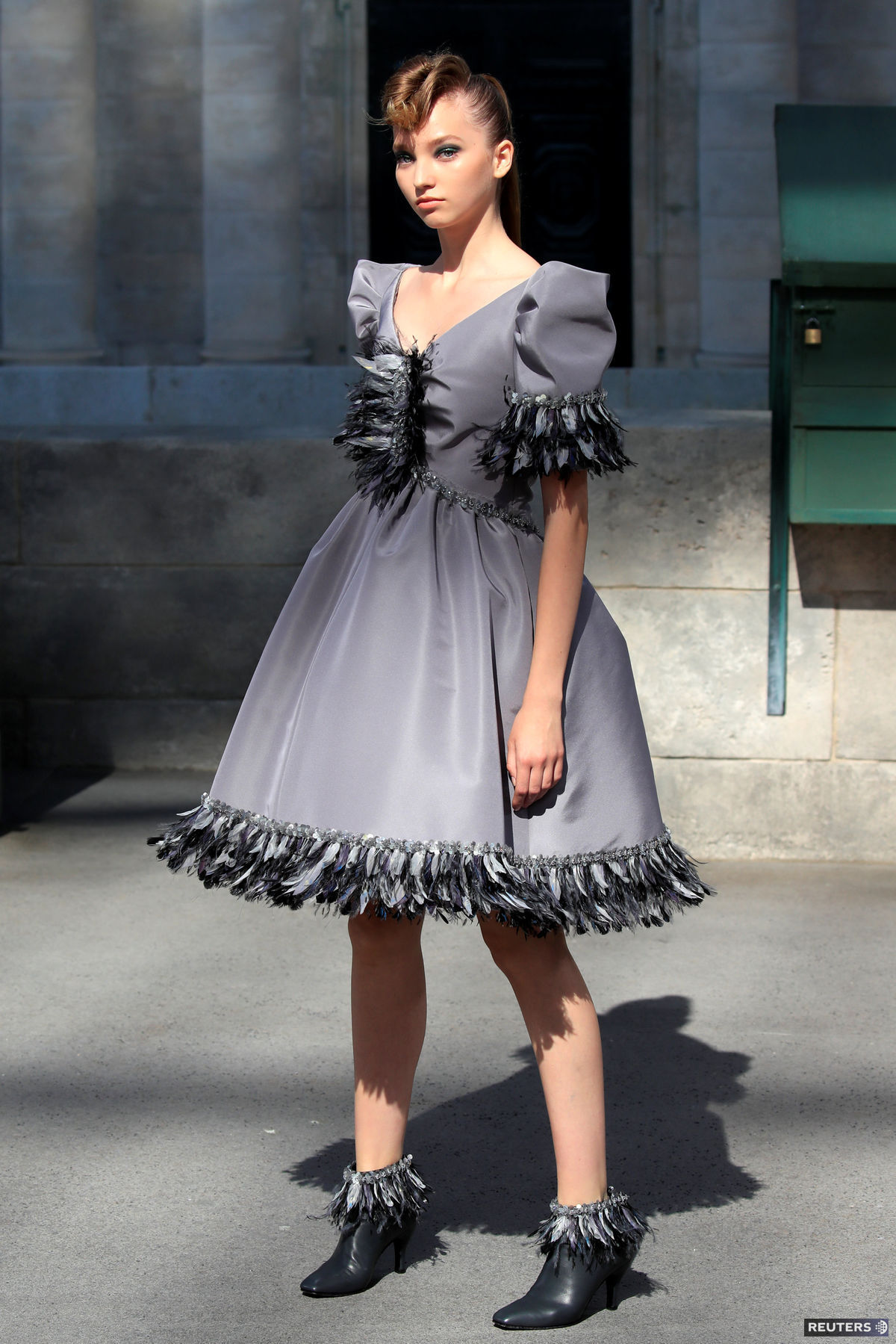 Modelka v kreácii Chanel Haute Couture...