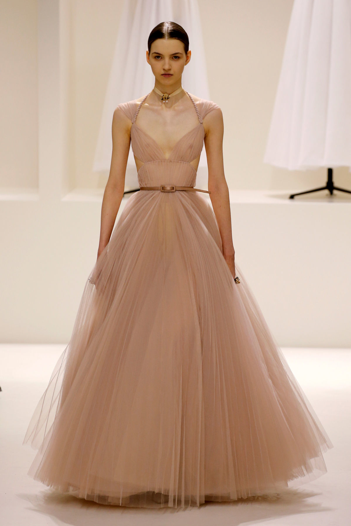 Modelka v kreácii Christian Dior Haute Couture...