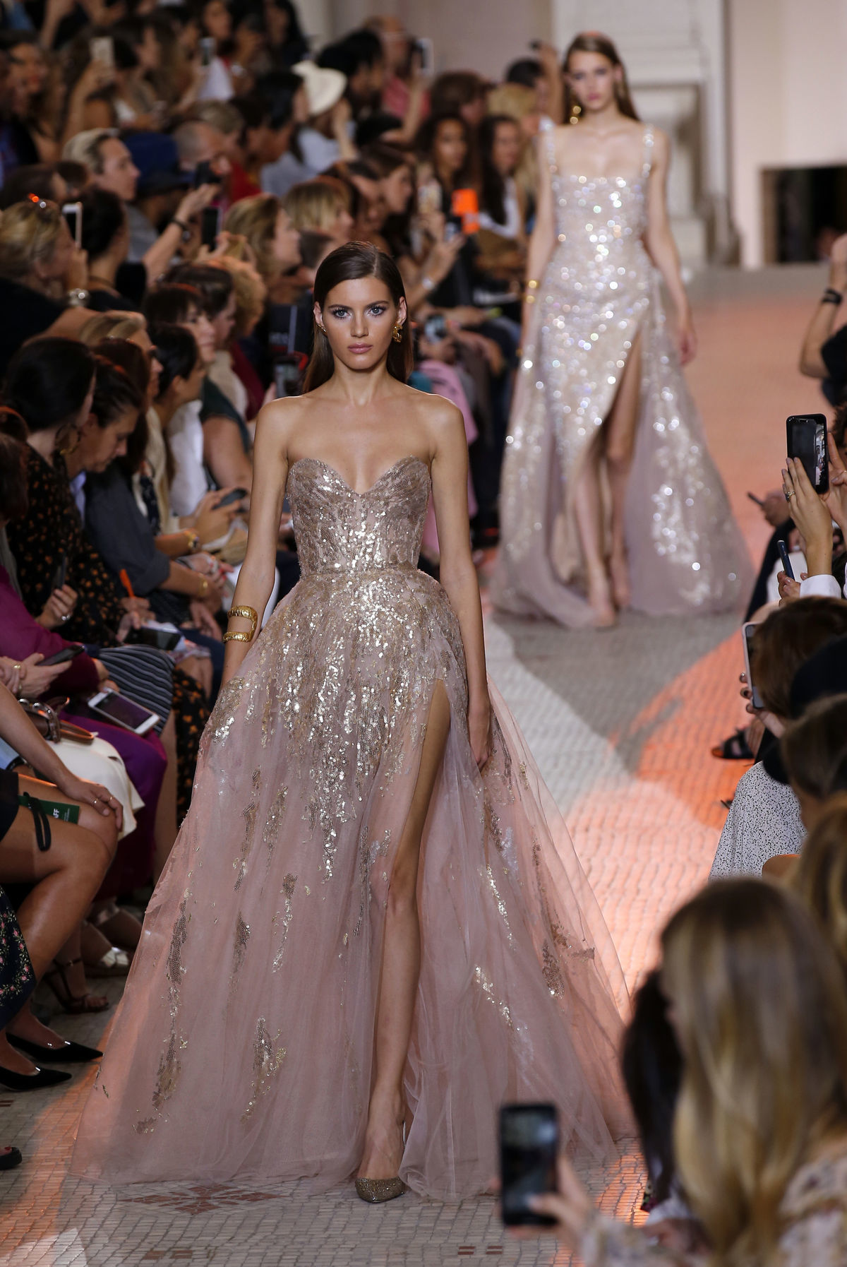 Modelka v kreácii Elie Saab Haute Couture na...