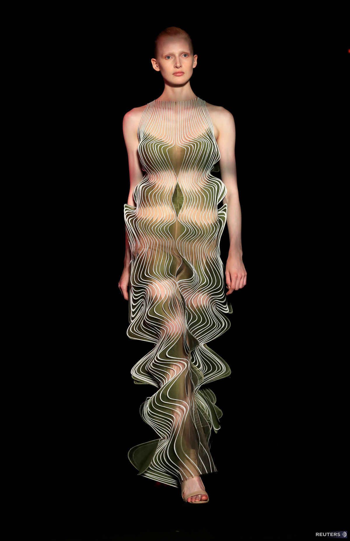 Modelka v kreácii Iris Van Herpen Haute Couture...
