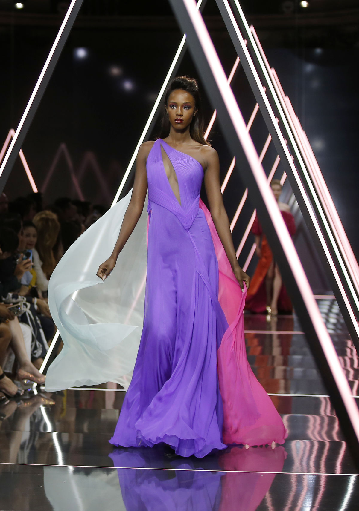 Modelka v kreácii Ralph and Russo Haute Couture...