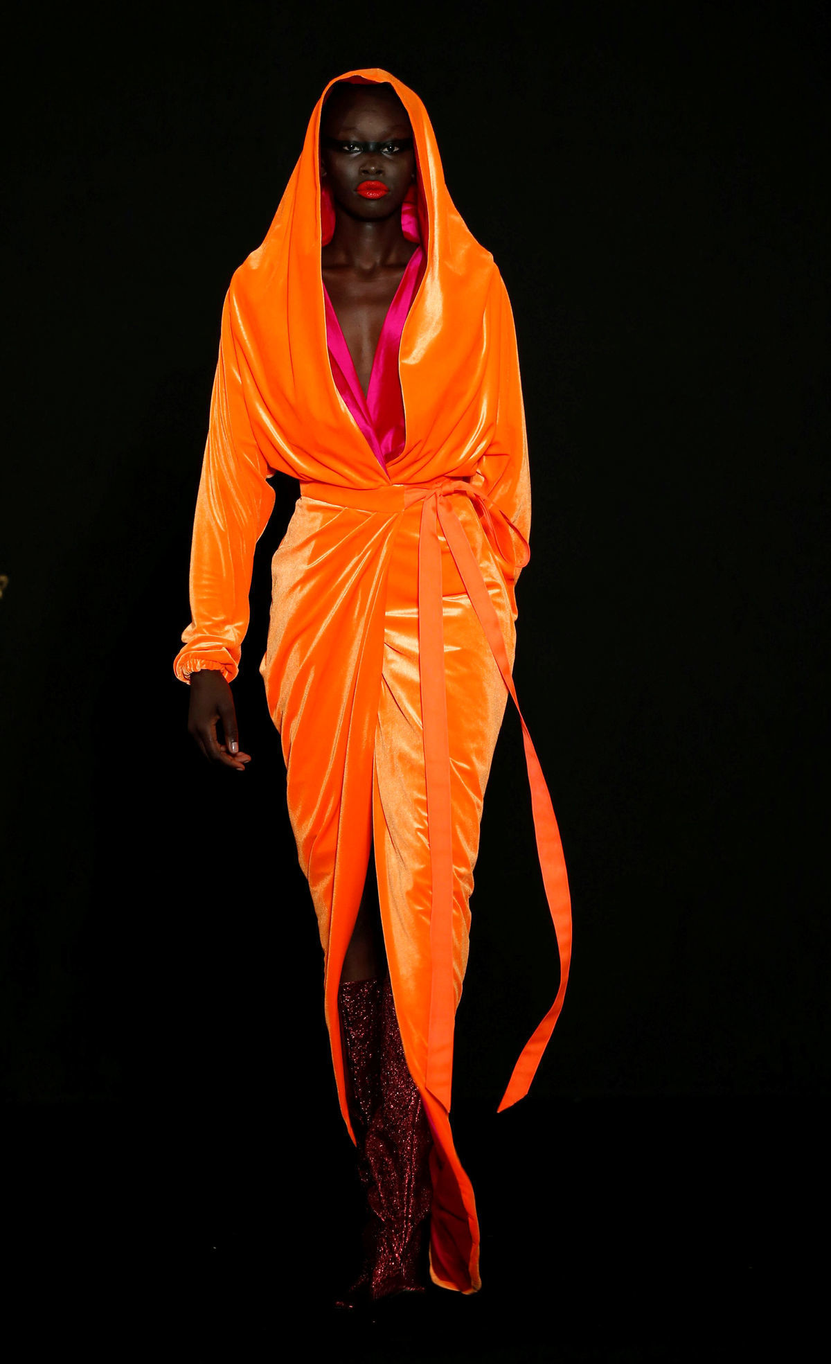 Modelka v kreácii Ronald van der Kemp Haute...