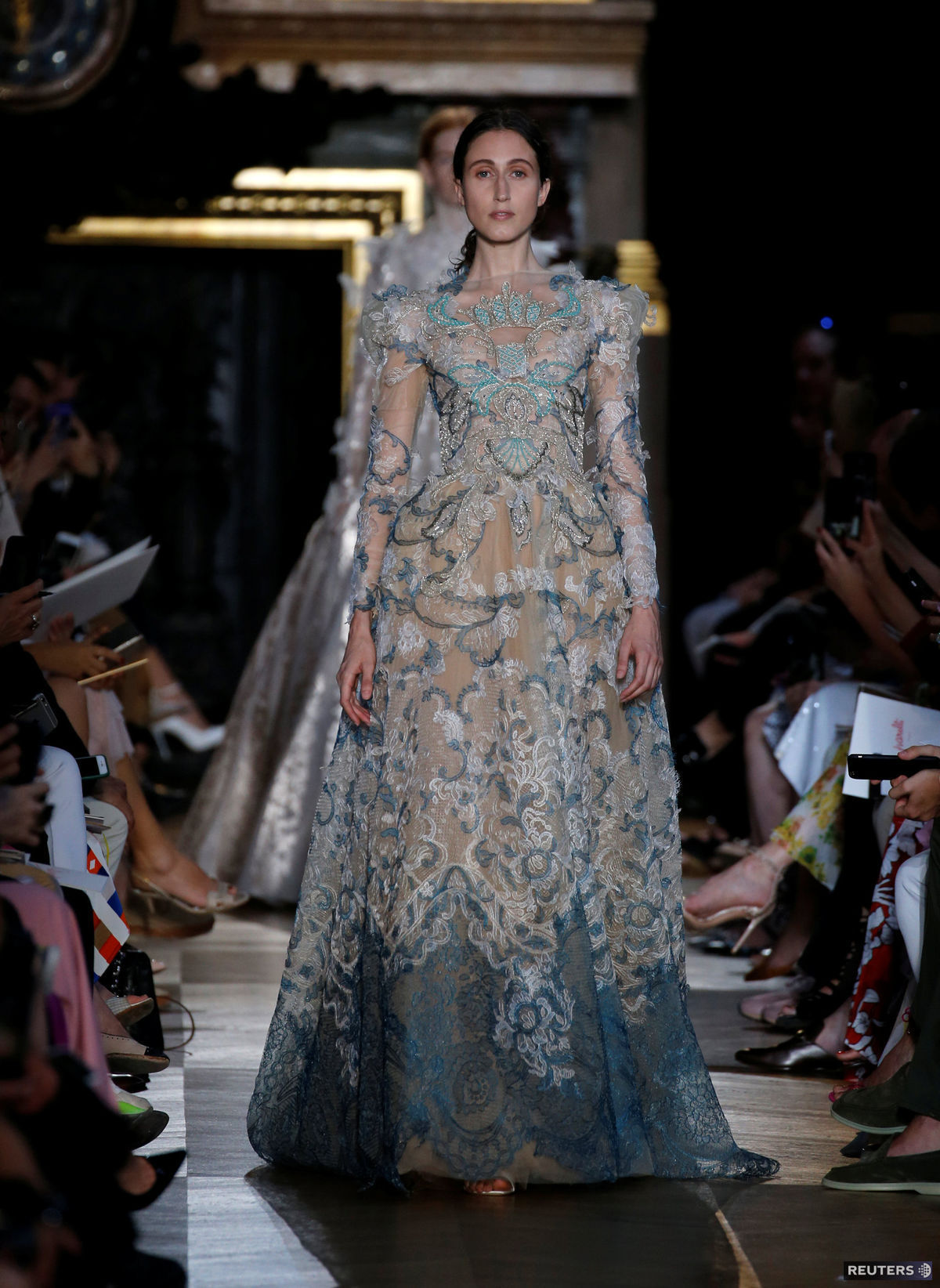 Modelka v kreácii Schiaparelli Haute Couture...