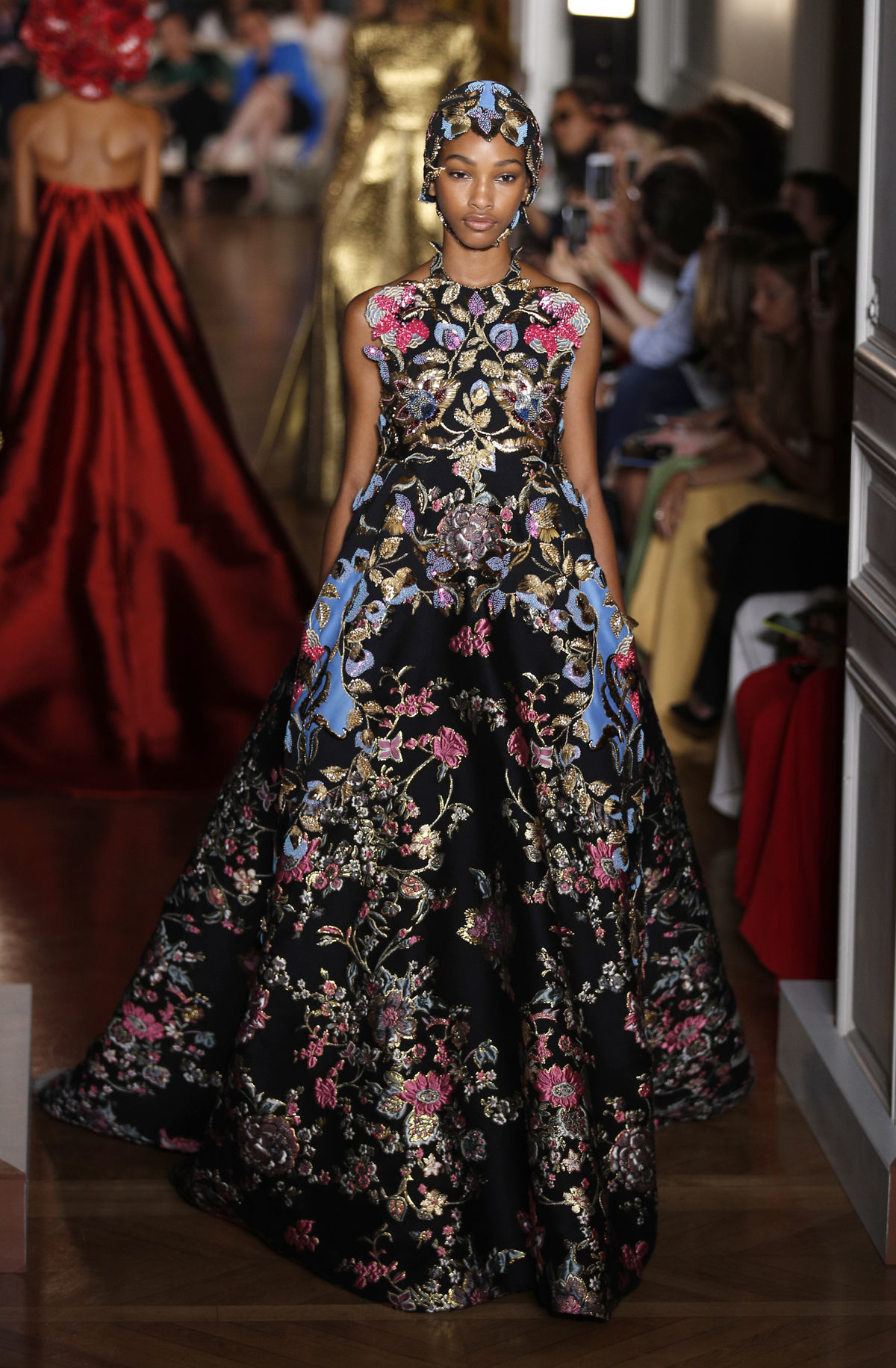 Modelka v kreácii Valentino Haute Couture na...