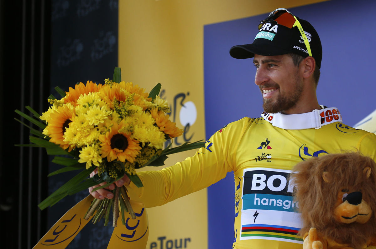 Peter Sagan sa teší v žltom tričku z víťazstva...