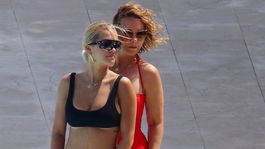 V Monaku je horúco! Rita Ora hanblivá nie je, v bikinách konkuruje mame