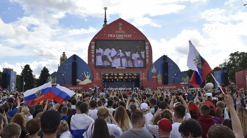 Ruskí futbalisti s fanúšikmi v Moskve.