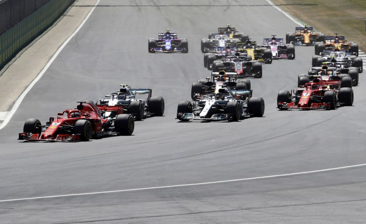 Sebastian Vettel na čele pretekov v Silverstone...