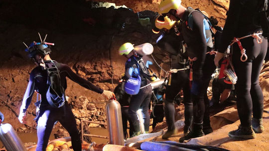 Potápač zomrel rok a pol po záchrane mladých futbalistov z jaskyne