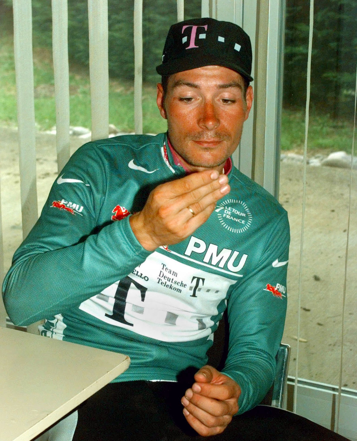 Erik Zabel na snímke z roku 1997 v zelenom...