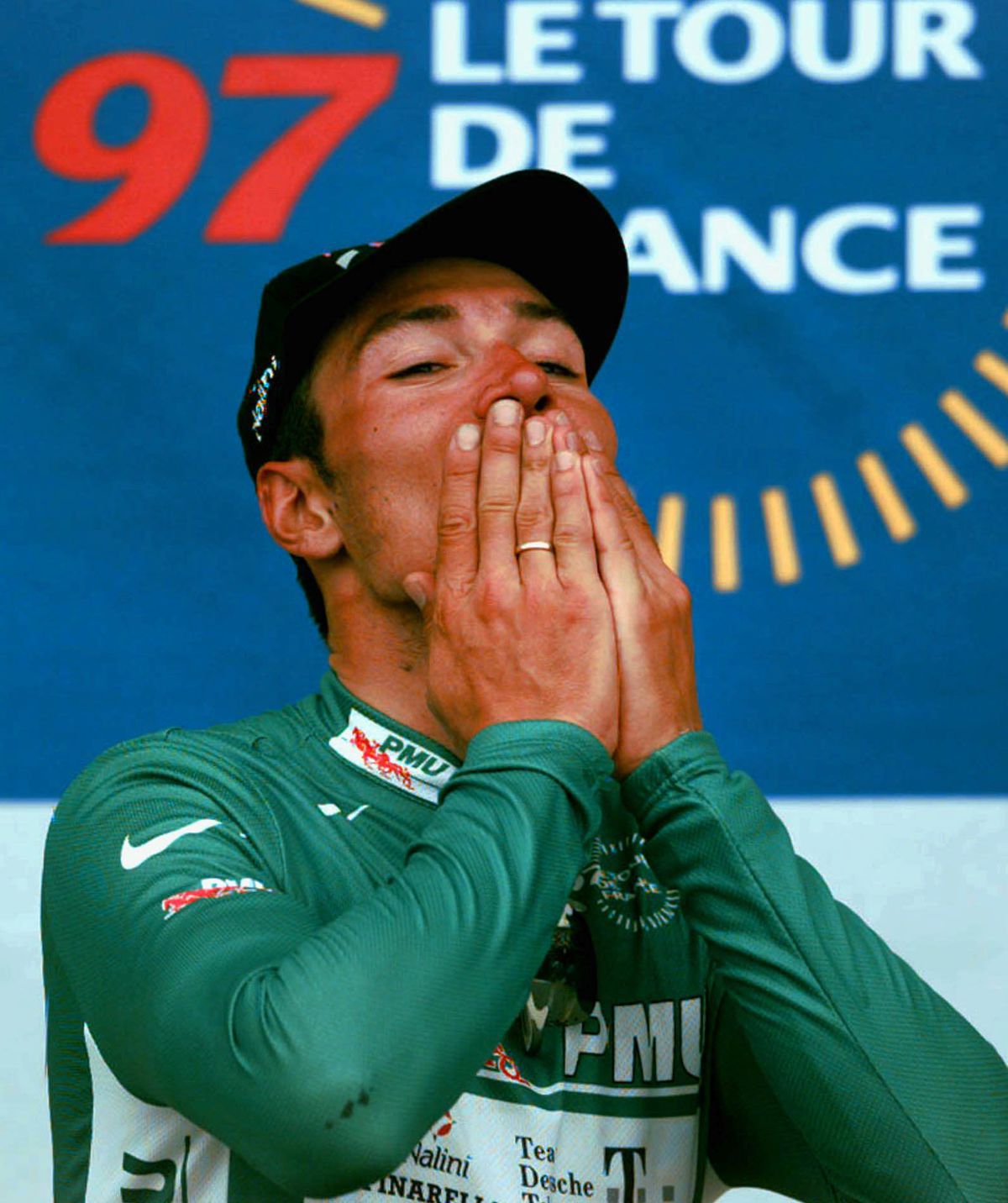 Erik Zabel oslavuje triumf v etape v...